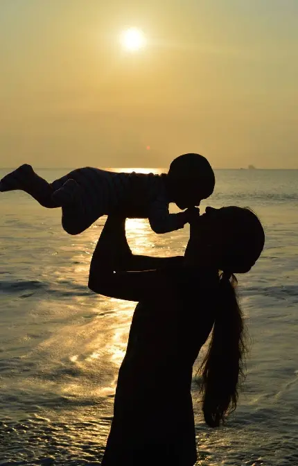 بک گراند مادر و نوزاد در غروب دریا عاشقانه برای گوشی اندروید