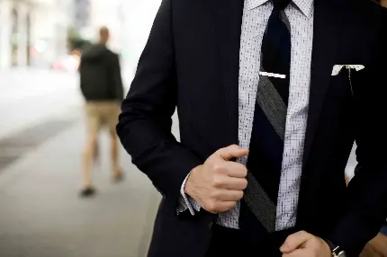 عکس استوک کت و شلوار مشکی با کراوات با کیفیت بالا