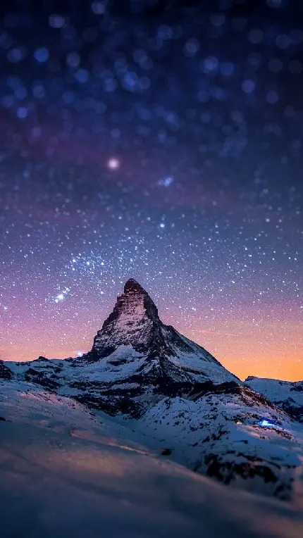 بک گراند خوشگل کوه ماترهورن در سوئیس زیر آسمان شب برای زمینه گوشی موبایل