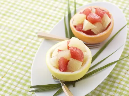 دسر استوایی دلپذیر تابستانی از میوه تازه در پوست لیمو