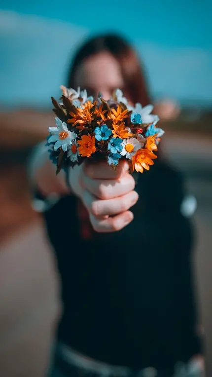 عکس پروفایل دسته گل کوچک در دست یک دختر خانم