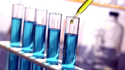 عکس با کیفیت آزمایشگاه و لوله های شفاف و آبی رنگ خیره کننده