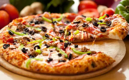 تصویر فست فود پیتزا داغ و تازه رستورانی با بهترین کیفیت