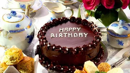 دانلود تصویر کیک تولد بزرگ شکلاتی قهوه‌ای با کیفیت عالی HD 