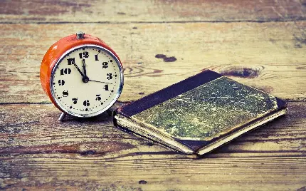 ساعت گرد و دفترچه قدیمی در یک نمای زیبا برای پروفایل هنری