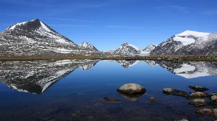 انعکاس جالب تصویر کوه در آب در منطقه رویایی اسکاندیناوی