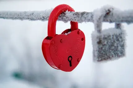 عکس پروفایل زمستانی قفل قرمز رنگ