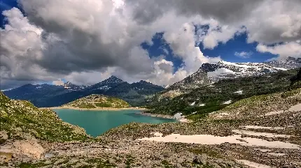 دانلود چشم انداز دیدنی دریاچه از تپه های بلند زیر آسمان ابری زیبا