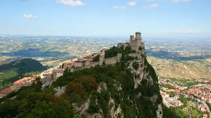 عکس باشکوه ترین قلعه جهان بر روی نوک کوه با کیفیت بالا