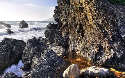 منظره دیدنی Full HD صخره های سنگی کنار امواج دریا