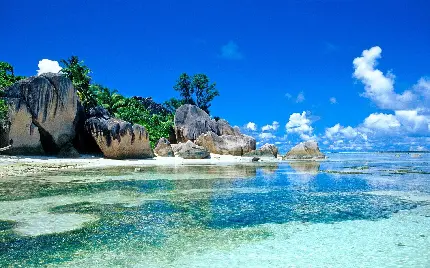 تصویر دریا آبی چشم نواز در جزیره بالی کشور اندونزی
