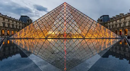 پربازدید ترین تصویر موزه لوور پاریس با معماری مثلثی چشمگیر