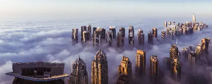 قاب Full HD از آسمان خراش های دبی در میان ابر و مه