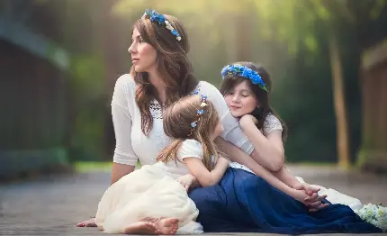 عکس پروفایل مادر دختری شیک با تاج های گل آبی پرنسسی