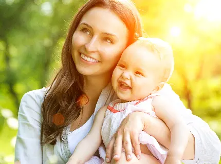 زیباترین عکس استوک شاد و پر انرژی مادر و نوزاد خارجی 