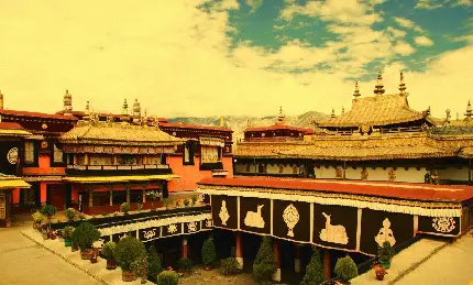 تصویر معبد بودایی جوخانگ در شهر تبت با معماری زیبا