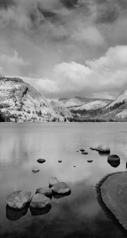 تصویر سیاه سفید Full HD از دریاچه کوهستانی تماشایی