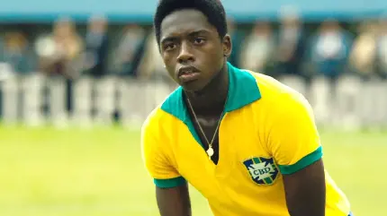 عکس پله در دوران جوانی و تیم ملی برزیل با لباس زرد