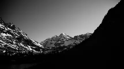 پس زمینه سیاه سفید کوهستان برفی با کیفیت بالا برای محیط ویندوز