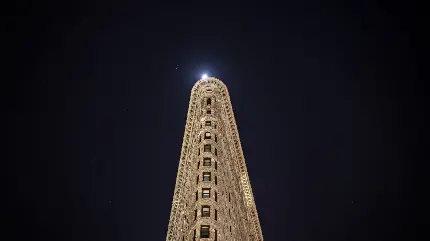 عکس جادویی برج قدیمی زیر نور ماه به عنوان Wallpaper