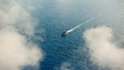 تصویر قشنگ از دریای زیبا و قایقی تنها در وسط آن برای والپیپر