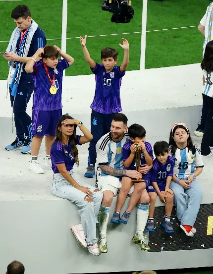 تصویر مسی به همراه خانواده بعد از جشن فینال جام جهانی ۲۰۲۲