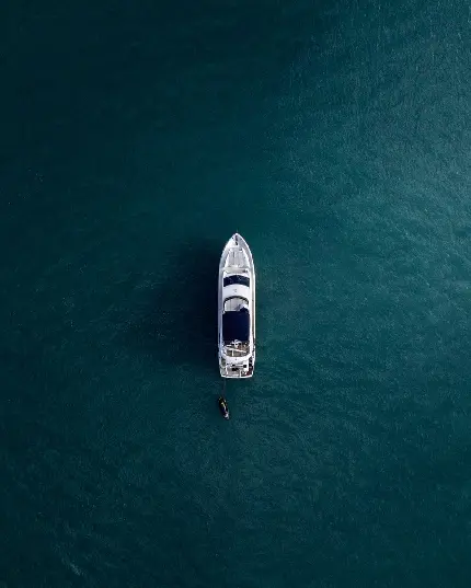 عکس هوایی از قایق تفریحی  لوکس در اقیانوس آرام