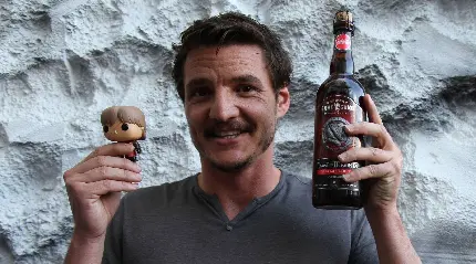 Pedro Pascal با عروسک و نوشیدنی سریال گیم آف ترونز