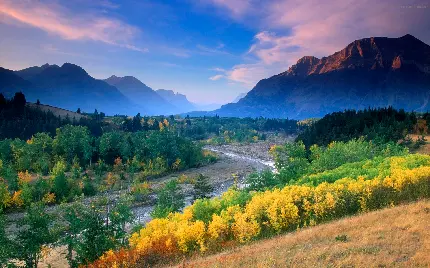 تصویر منظره رویایی دامنه کوه با درختان رنگارنگ پاییزی