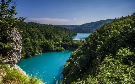 عکس زمینه هوایی از طبیعت آبی درخشان رودخانه بزرگ