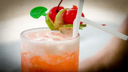 تصویر مسحور کننده از نوشیدنی خنک و شیرین با تزئین میوه