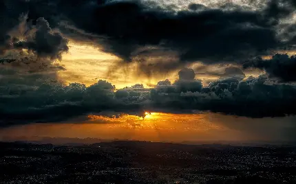 عکس آسمان HD ابری زیبا و غمگین در غروب طلایی و درخشان
