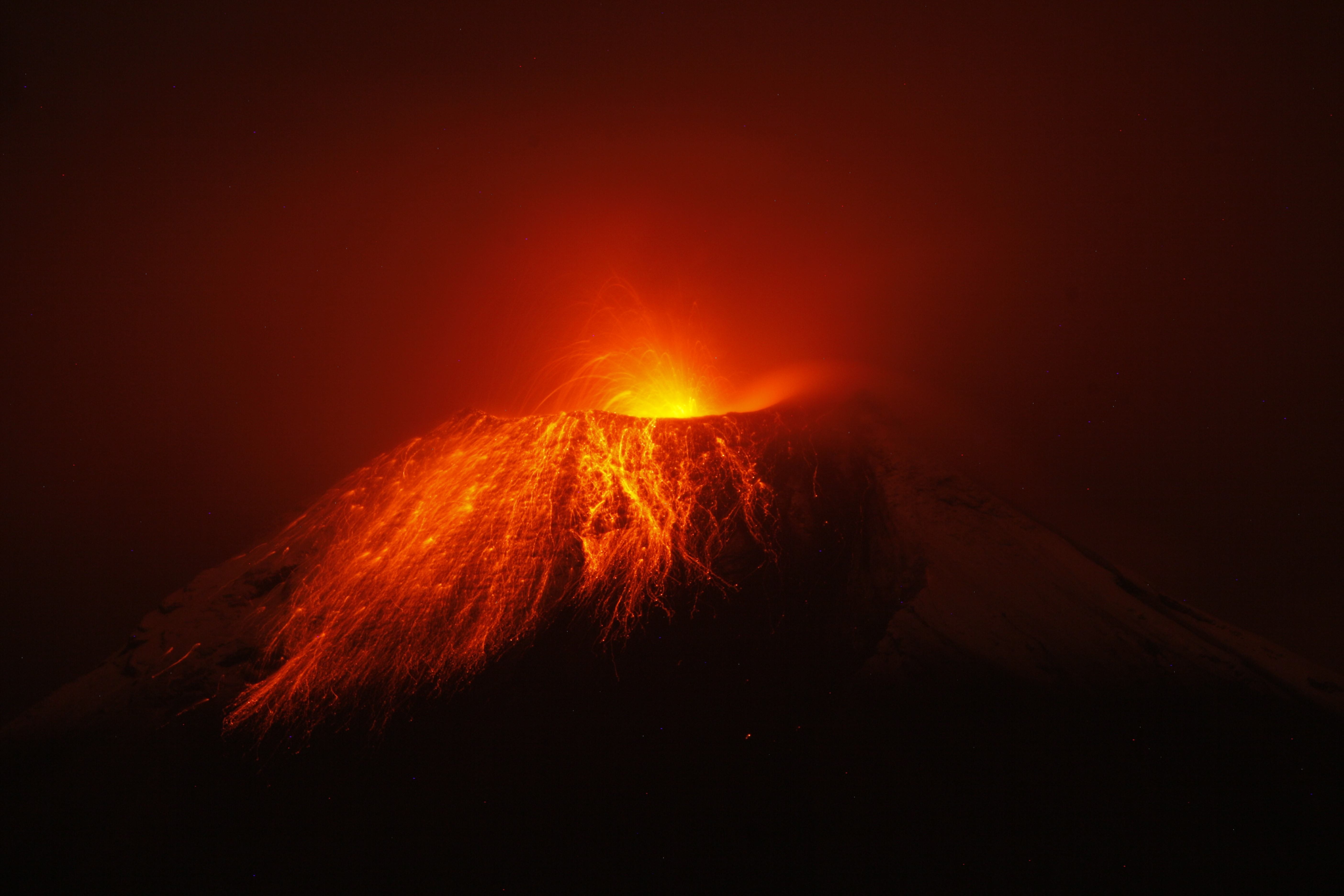 دانلود عکس فوران بزرگترین کوه آتشفشان با آتش سرخ و هولناک