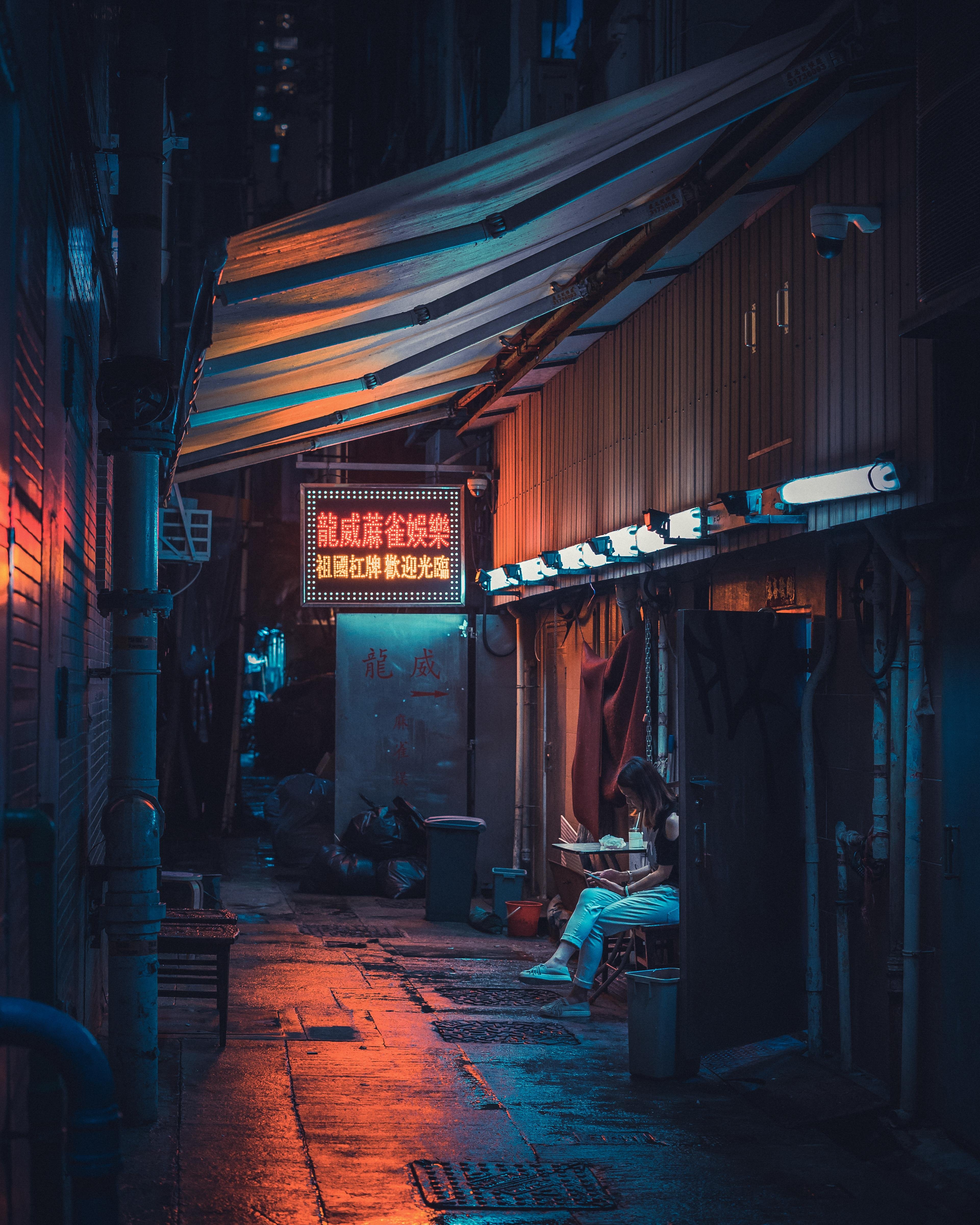 تصویر دختر غمگین گوشی به دست در خیابان تنهایی