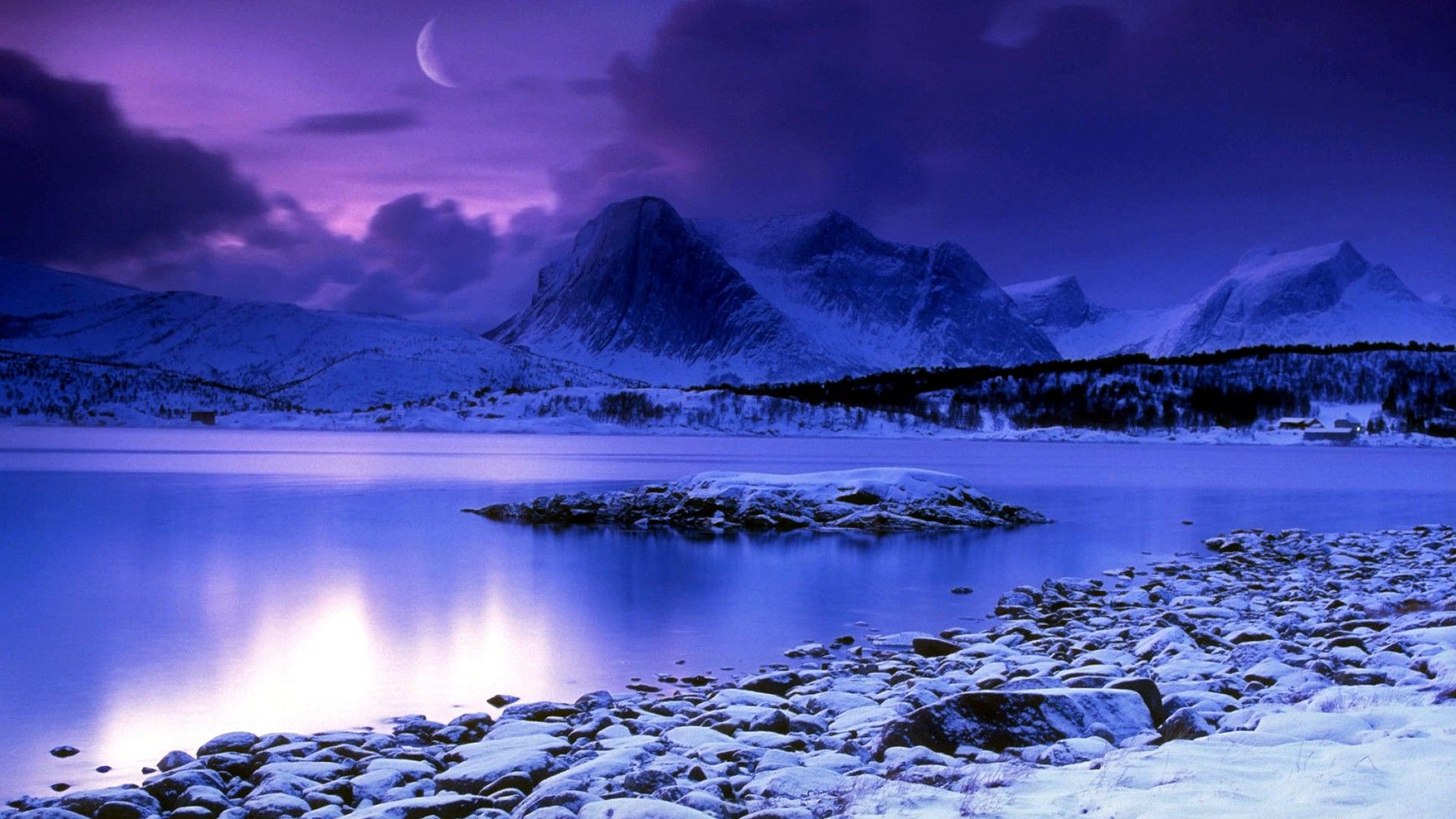 طبیعت زمستانی درخشان اسکاندیناوی با تم سفید و بنفش HD