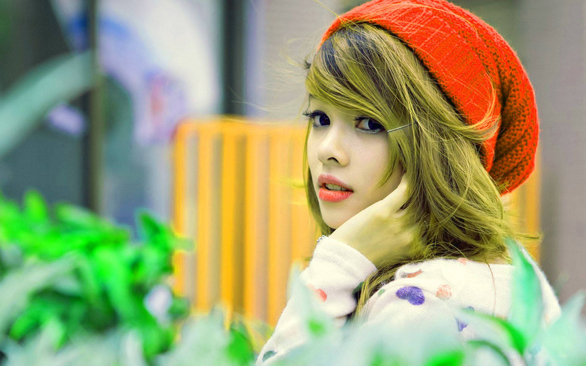پروفایل دختر کره ای کیوت مو طلایی با کلاه قرمز برای Instagram