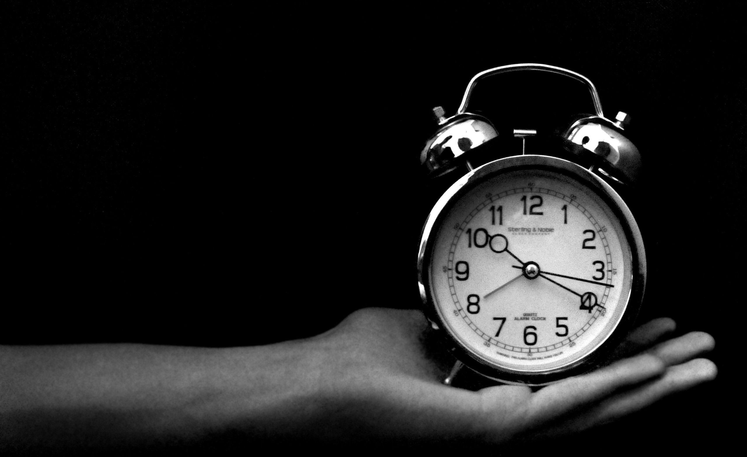 دانلود تصویر مفهومی سیاه و سفید از ساعت دارای زنگ قدیمی روی دست