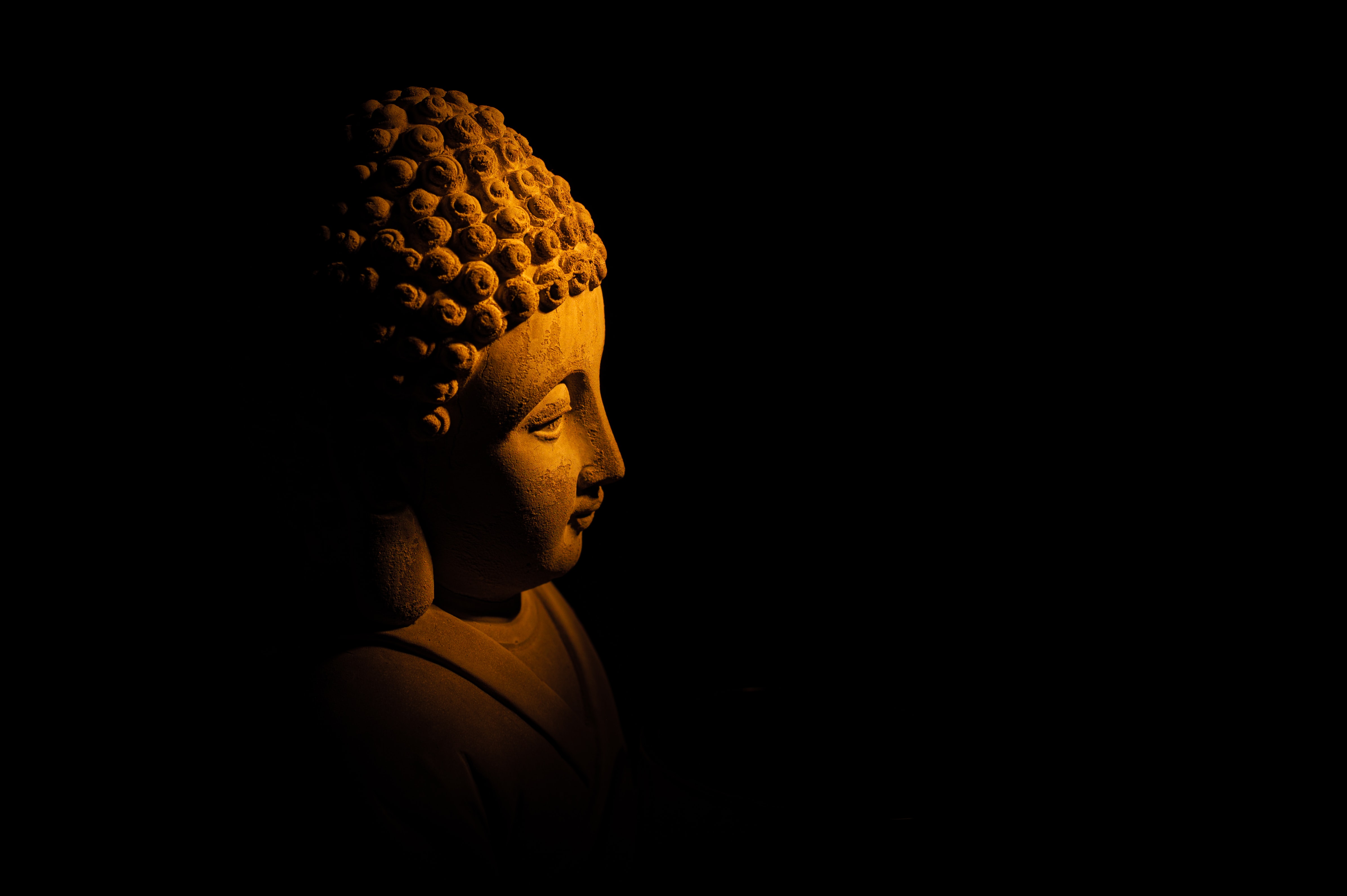 عکس مجسمه و تندیس بودا در پس زمینه مشکی با کیفیت FULL HD