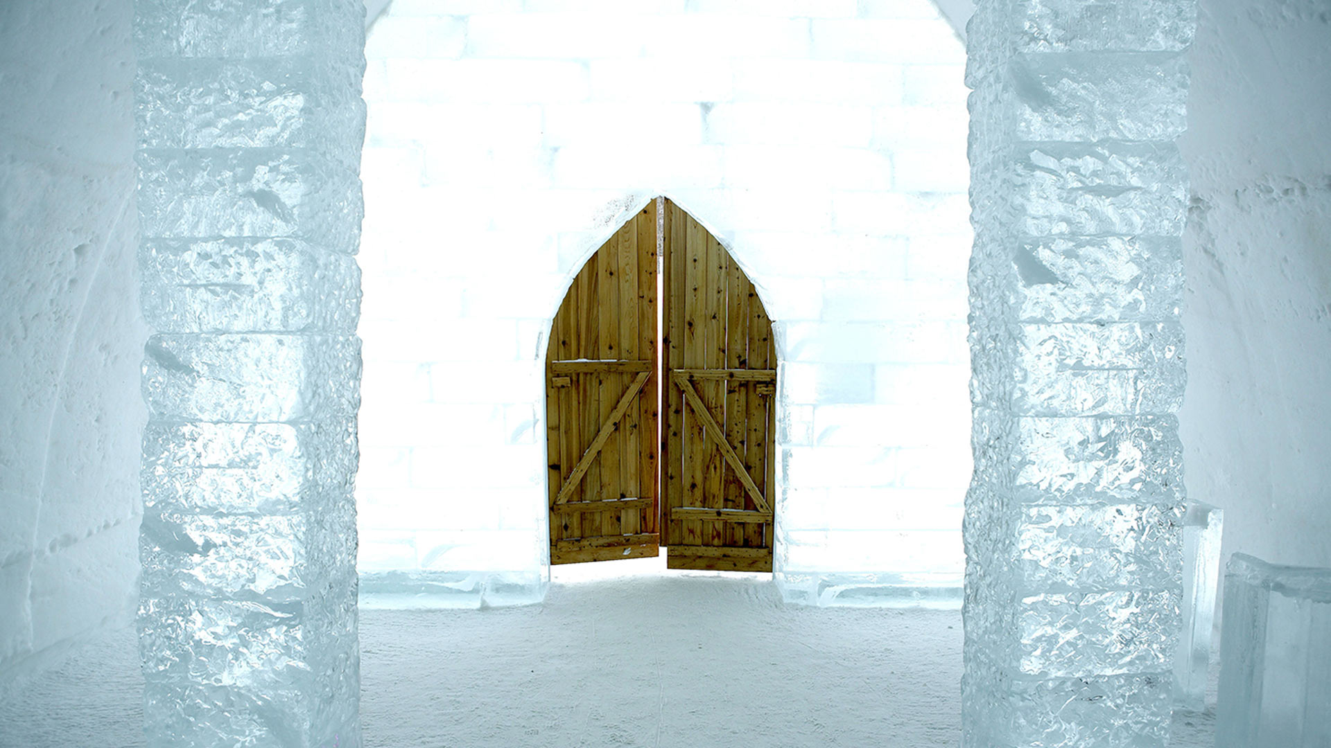 تصویر زمینه فوق العاده مفهومی 4k در چوبی در برف