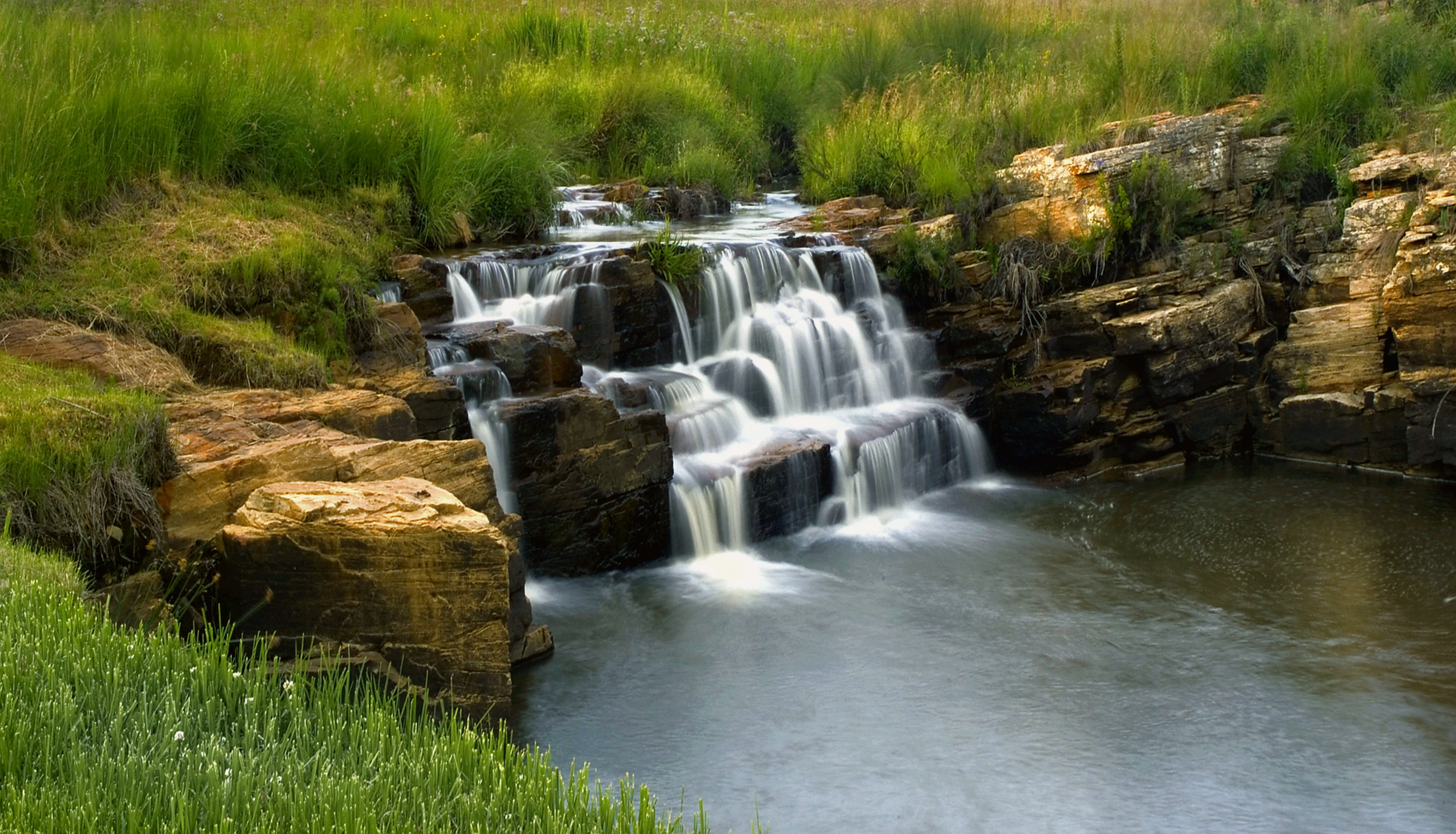 دانلود Background خوشگل آبشار پلکانی کوچک در دل طبیعت سبز
