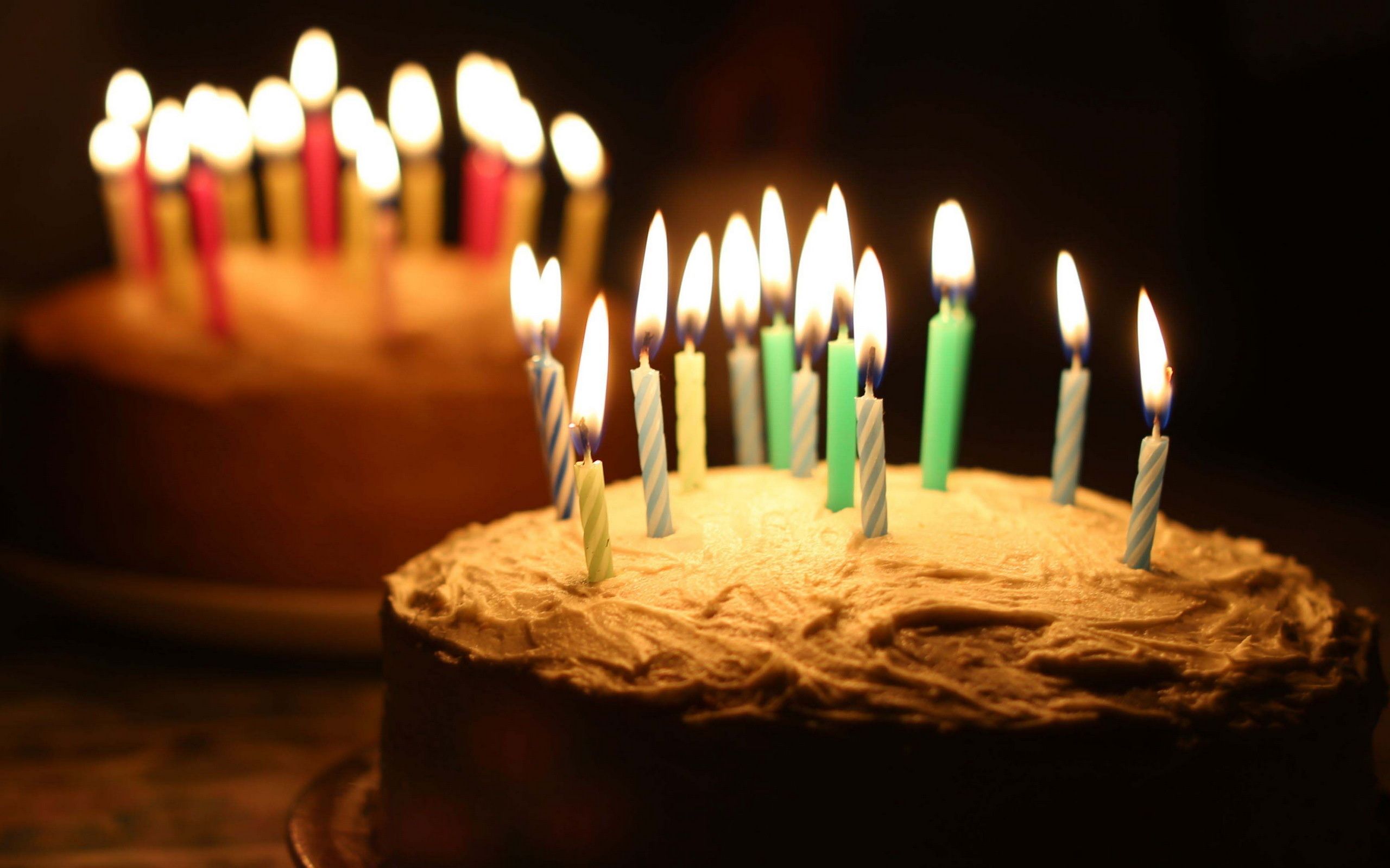 تصویر دو کیک تولد خوشگل با شمع های روشن برای پروفایل
