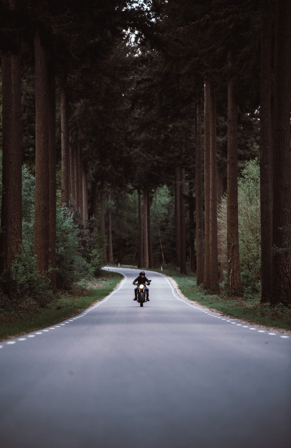 تصویر زمینه جاده و موتور سیکلت