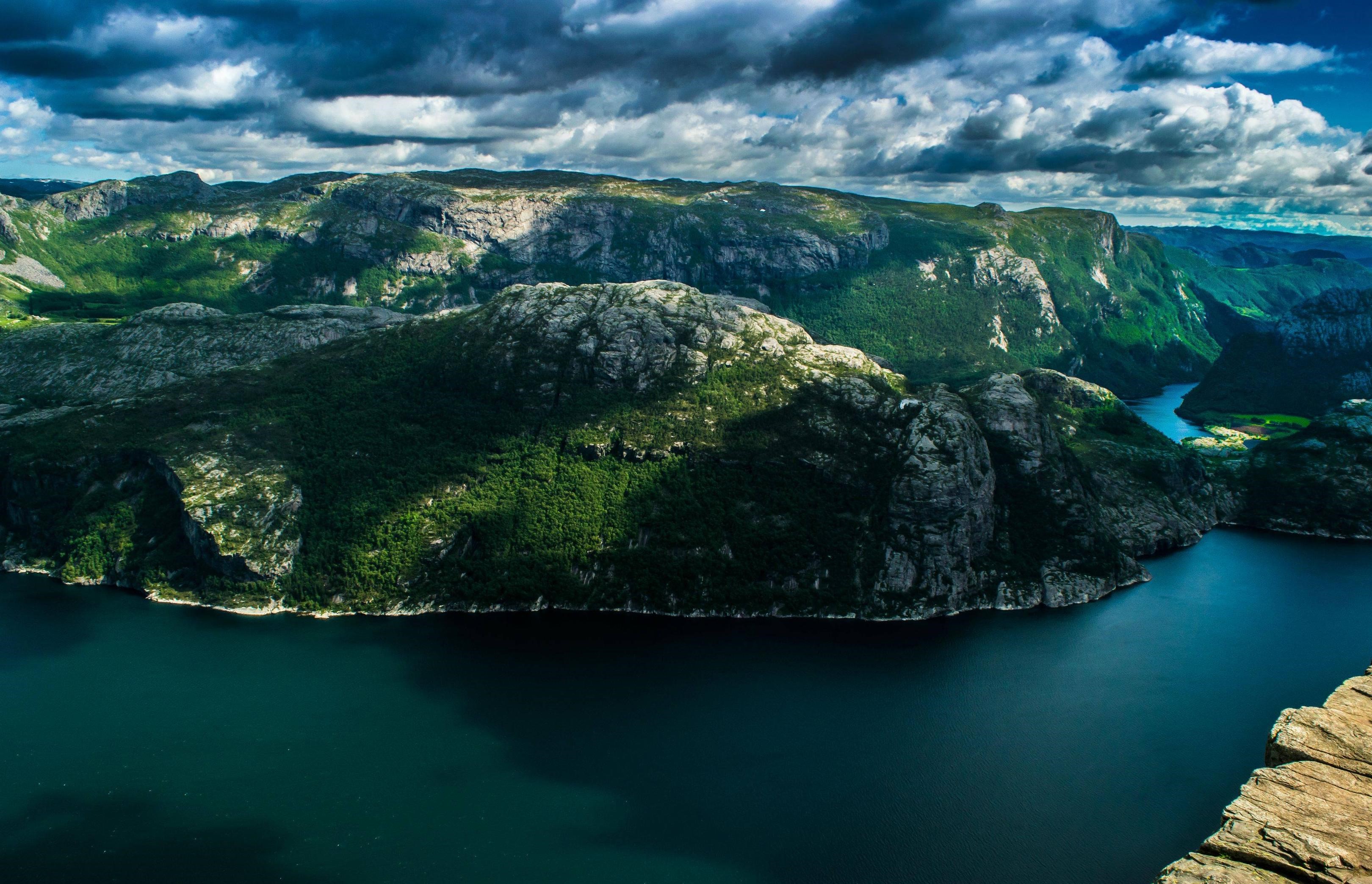 طبیعت رمزآلود اسکاندیناوی با تم سبز پررنگ زیبا 2023