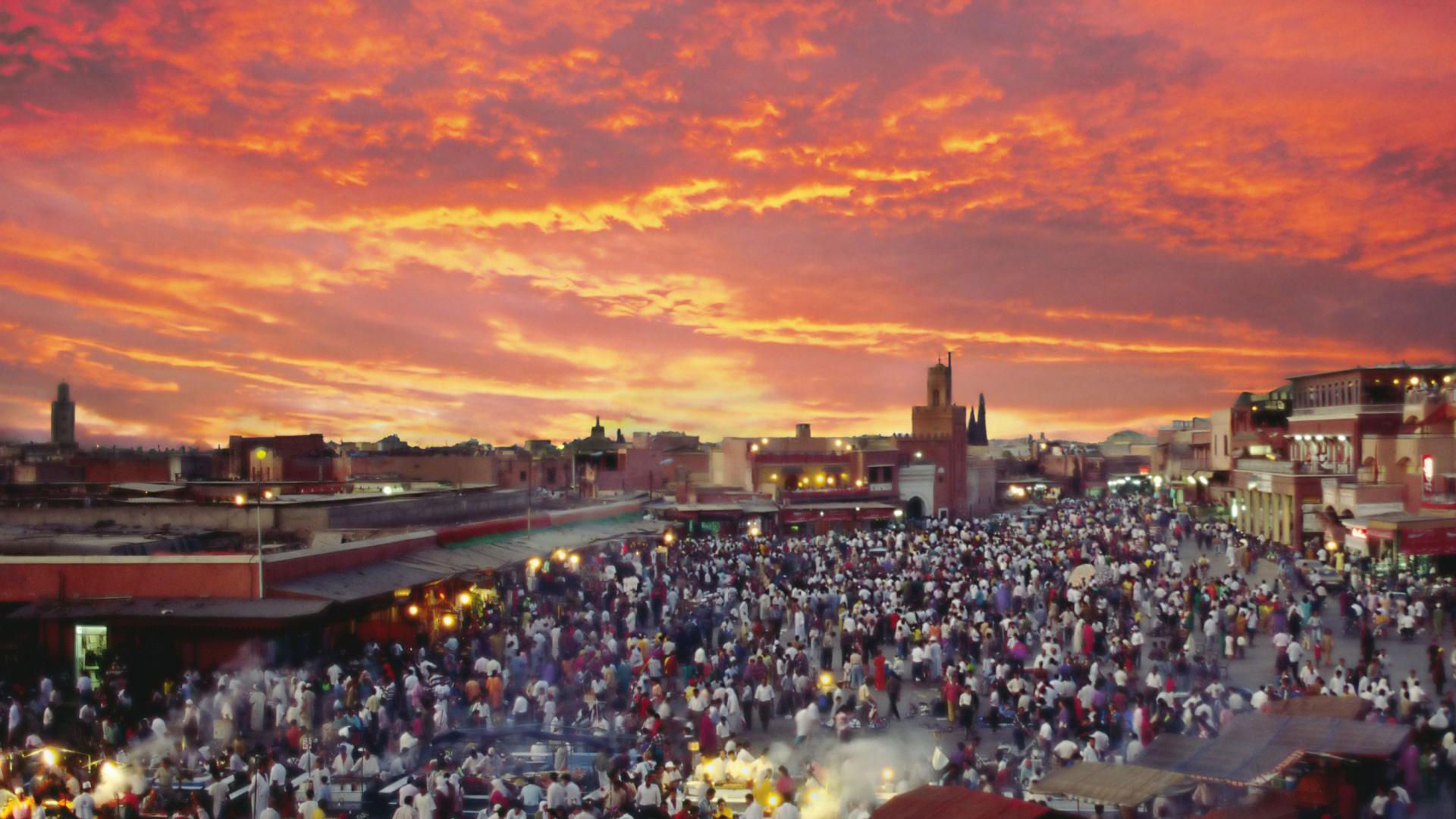 تصویر مردم مراکش در شهر زیر آسمان خوشرنگ غروب