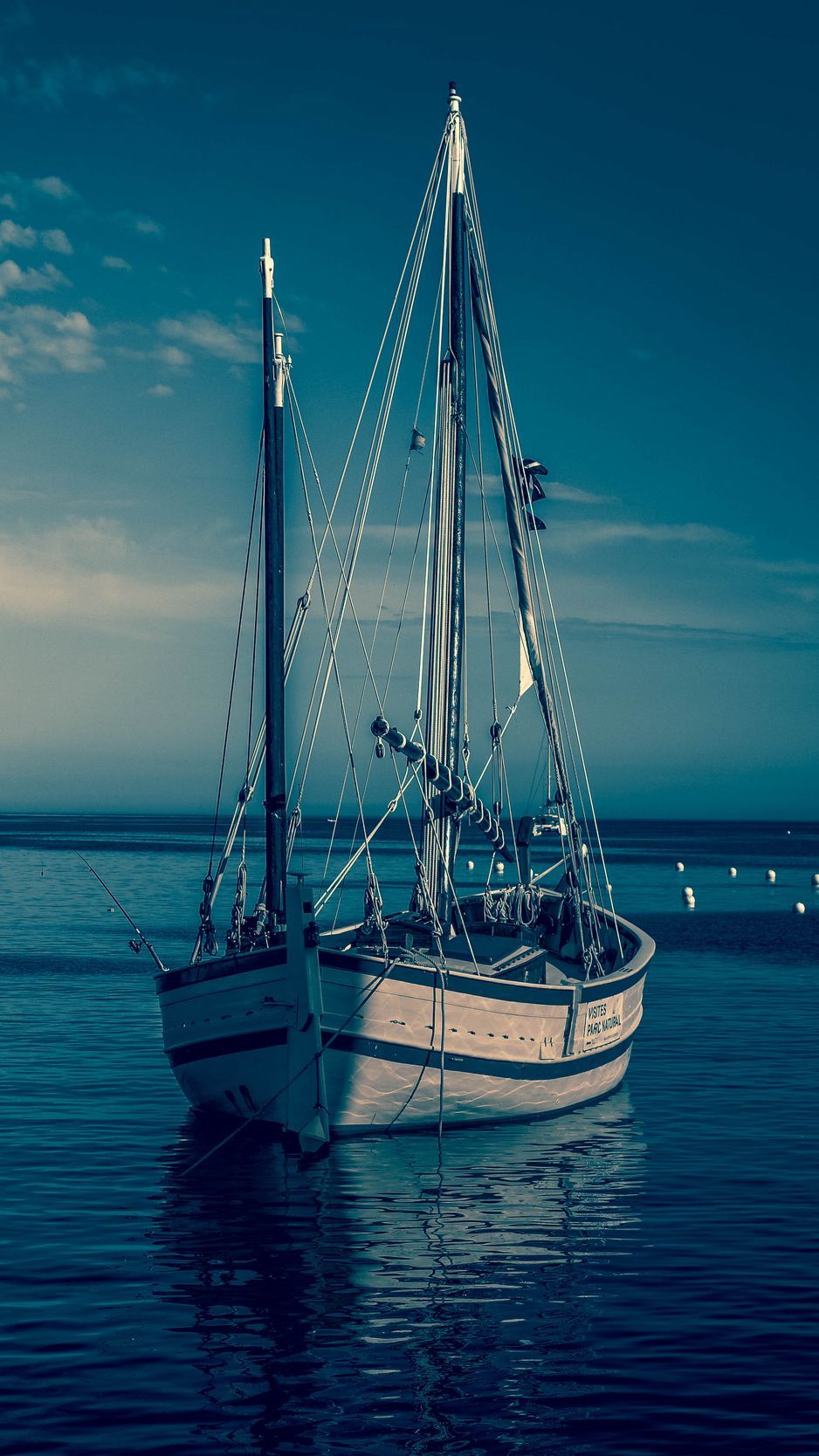 عکس full hd بدون متن از قایق زیبا در دریا برای استوری مفهومی