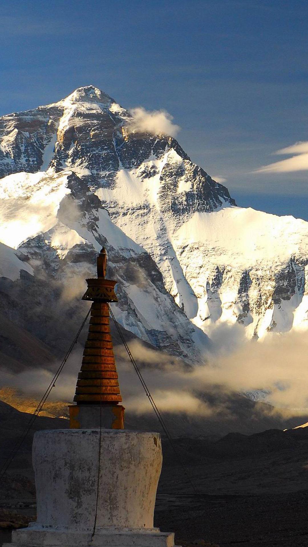 تصویر معبد ساده و جالب شهر تبت در کوه برف نشسته