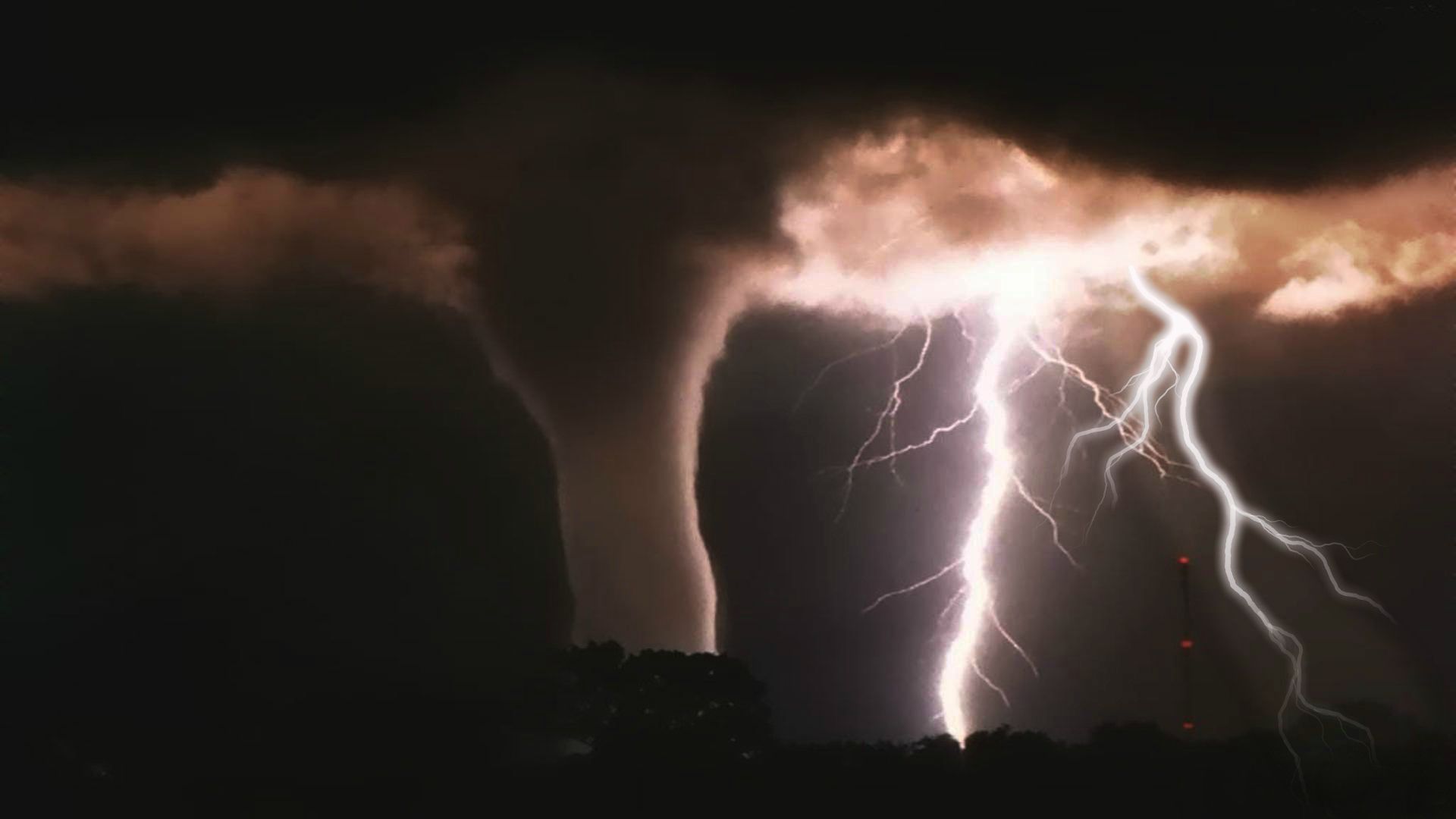 عکس استوک گردباد و رعد و برق آخرالزمانی در شب