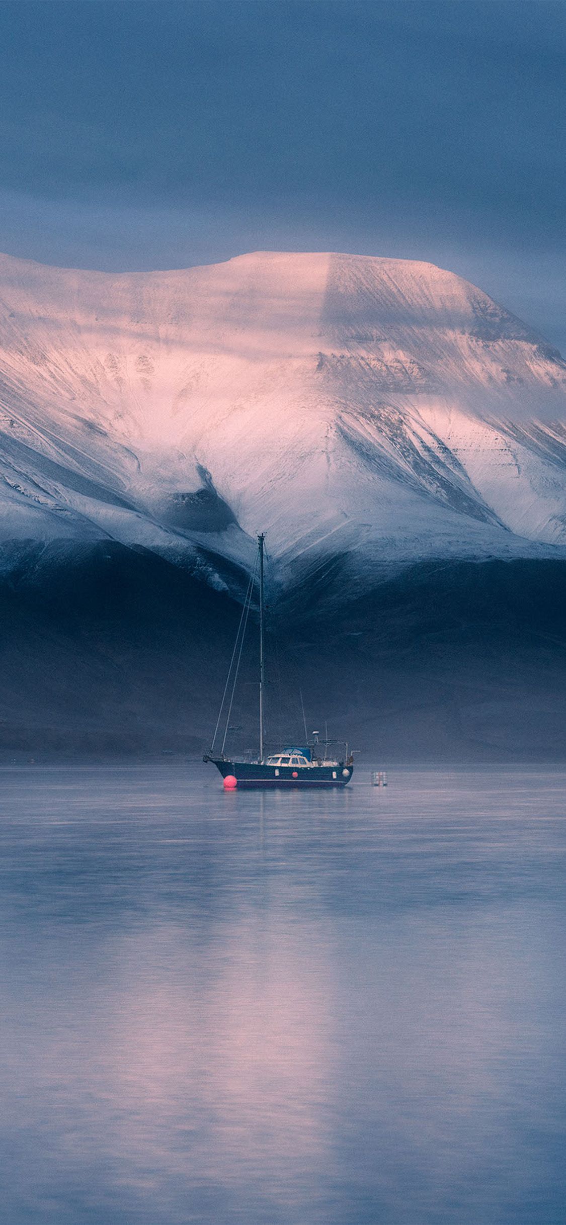 دانلود Background رویایی قایق روی آب با پس زمینه کوه سفید