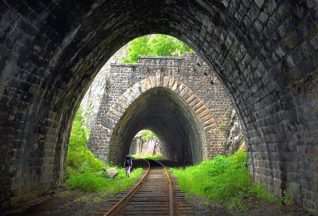 عکس تونل زیرگذر قطار با معماری گنبدی شکل بسیار زیبا