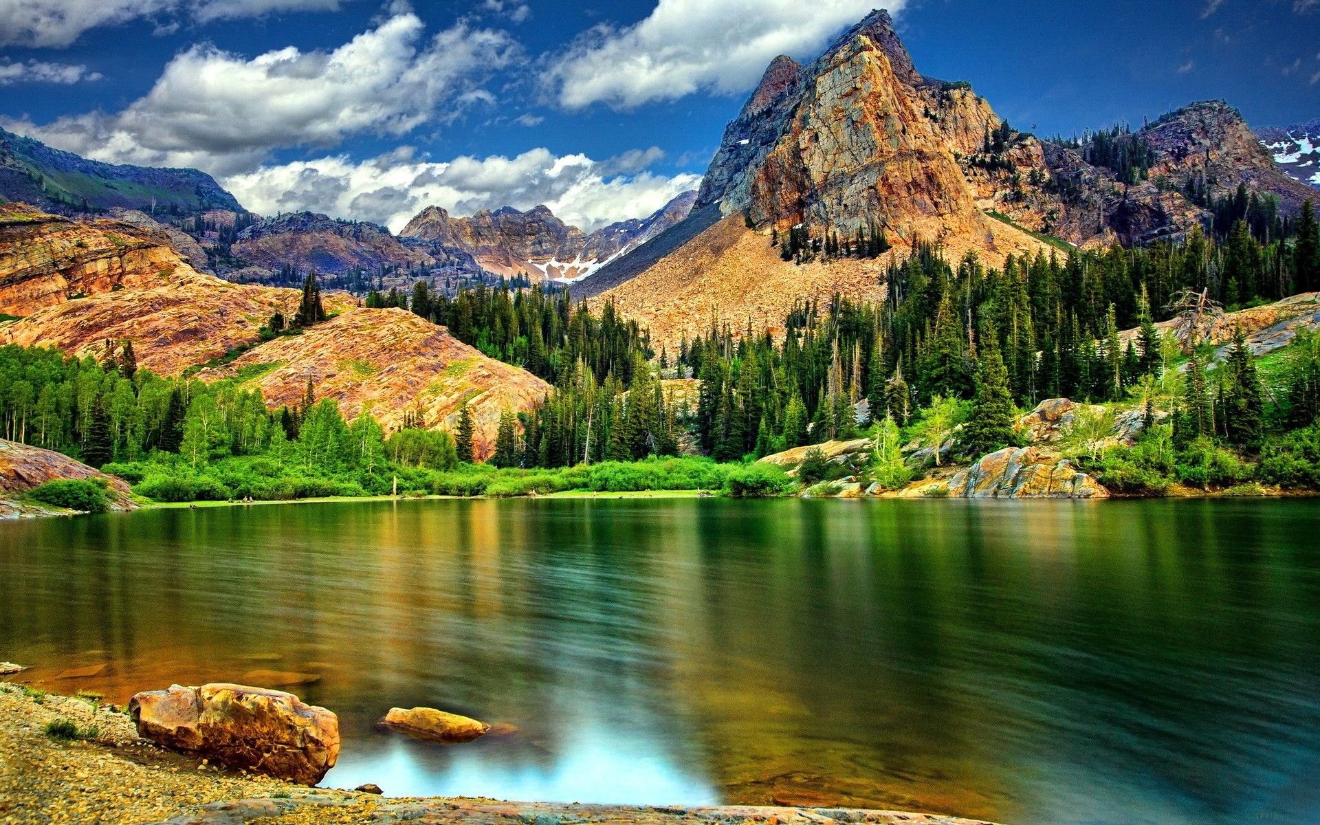 نمای پر زرق و برق دریاچه درون کوهستان زیبا برای پروفایل ایتا 4K